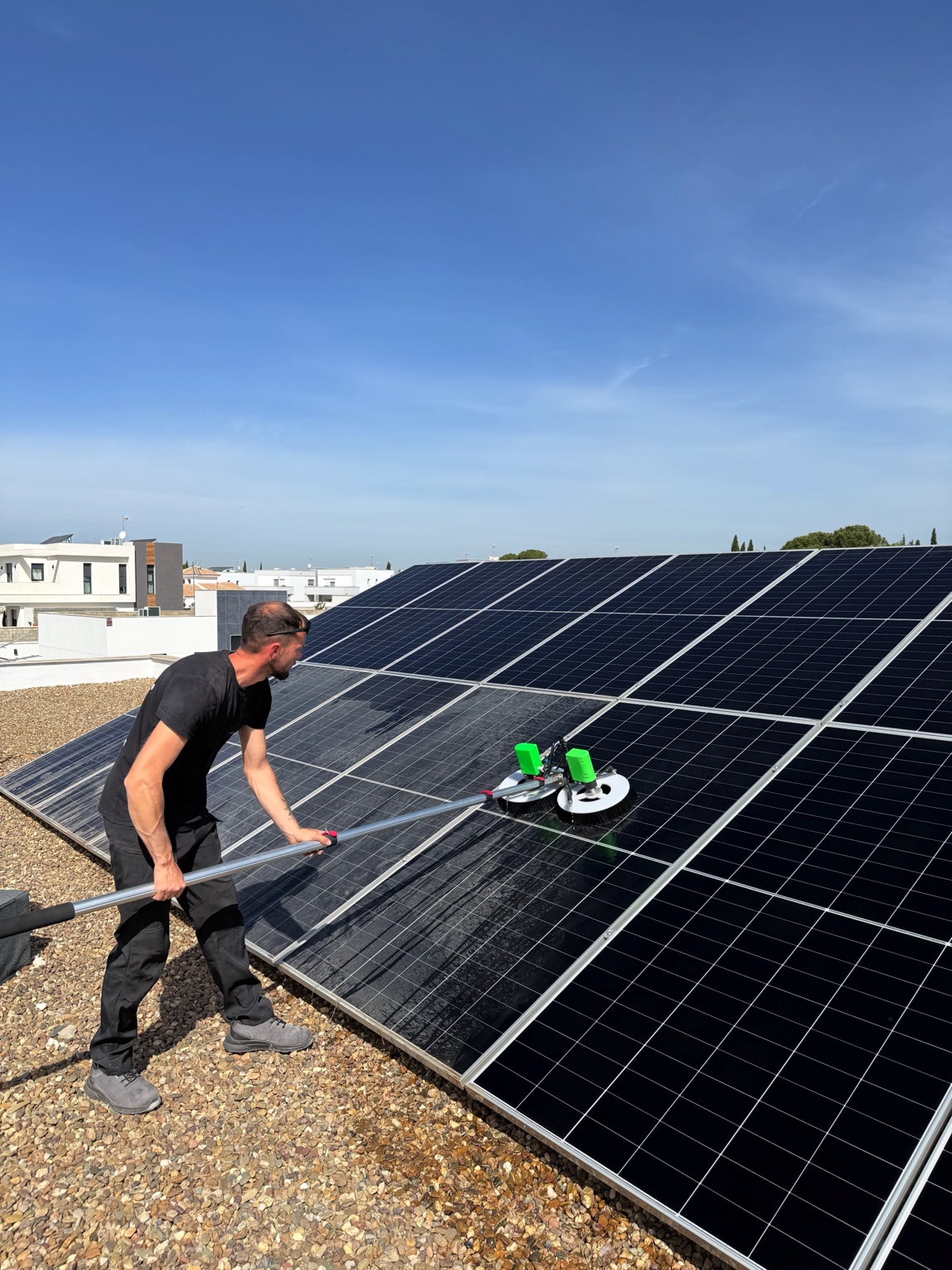 Técnico de Limpanel limpiando una instalación solar