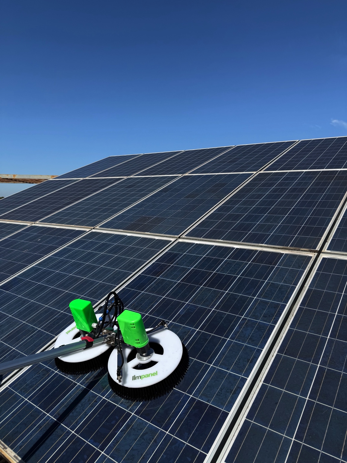 Equipo Limpanel limpiando paneles solares en una instalación real